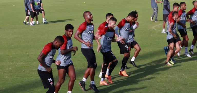 Burse relaciona 23 para enfrentar o Atlético-PR; goleiro é barrado