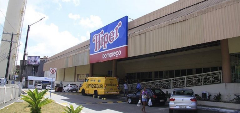 Quatro bandidos roubam mais de 30 celulares em mercado de Salvador