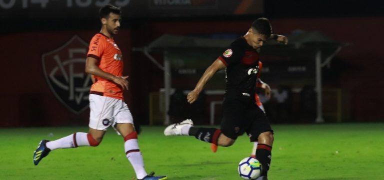 Vitória perde para o Atlético-PR por 2 a 1 e vê Série B se aproximar