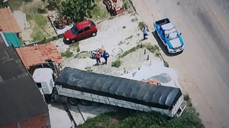 Carreta invade estabelecimento comercial em Candeias