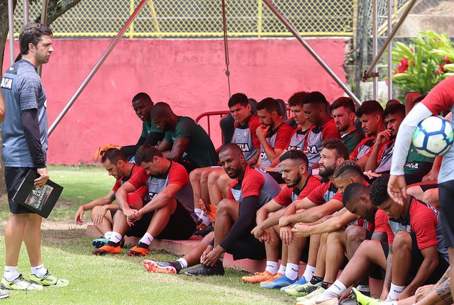 Brasileiro: Abatimento toma conta do grupo no Vitória