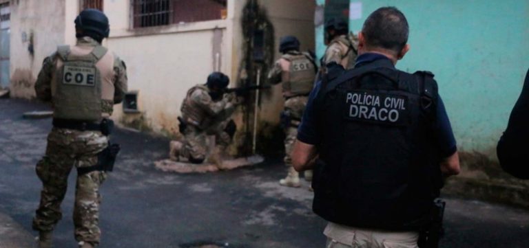 Polícia deflagra operação de combate à distribuição de drogas e armas em Salvador