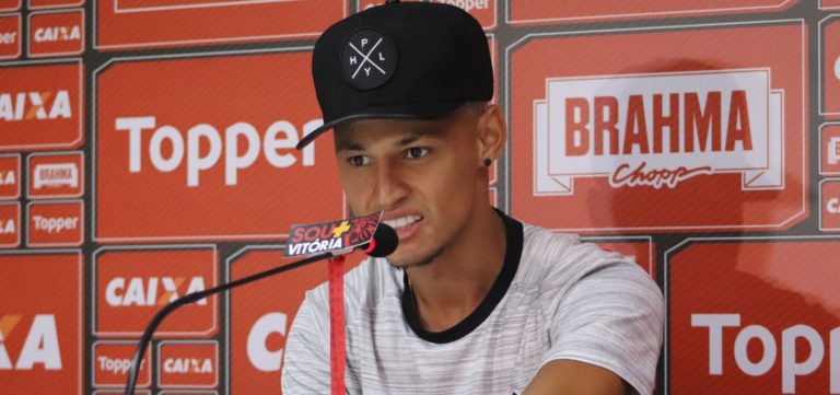 Vitória negocia troca de Neilton pelo meia Andrigo do Inter