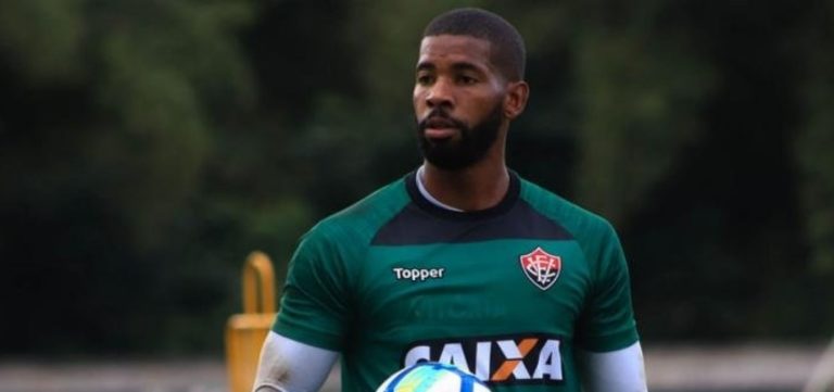 Vitória renova com goleiro João Gabriel até 2021