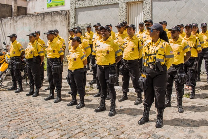 Candeias: Agentes de Trânsito e Transporte recebem novo fardamento