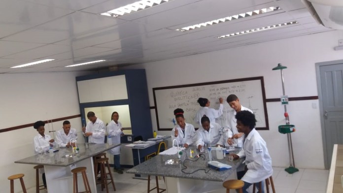 Candeias: Empresa parceira oferece estágio a alunos de escola municipal