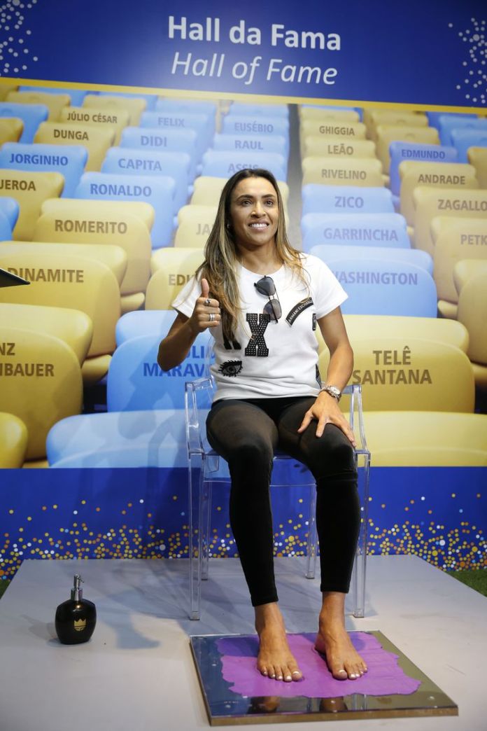 Marta é primeira mulher homenageada na Calçada da Fama do Maracanã