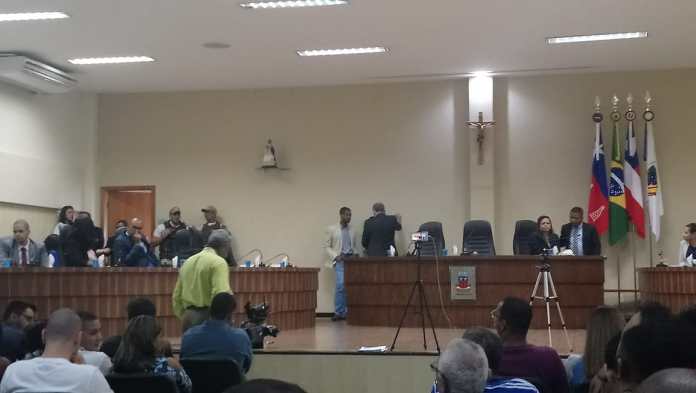 Candeias: Vereadores discutem revogação de aumento salarial de assessores da Câmara