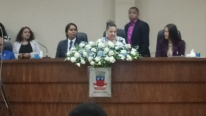 Candeias: Lucimeire toma posse e fala em interação e independência