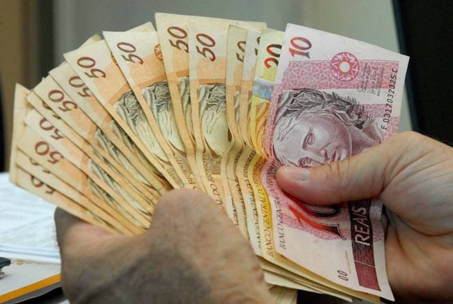 Bolsonaro aumenta salário mínimo para 2019; novo valor já está em vigor