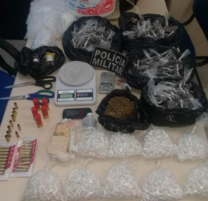 ARMAS E DROGAS SÃO APREENDIDAS; DOIS SÃO DETIDOS EM FLAGRANTE Foto: Divulgação- Polícia Civil