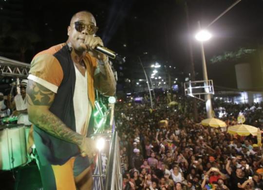 Cantor Léo Santana arrasta multidão na 3ª edição do Pipoco