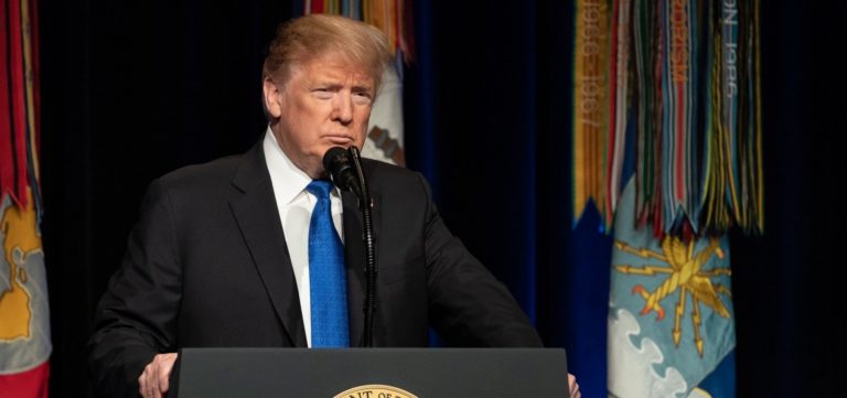 Trump demonstra instisfação com acordo para evitar fechamento do governo