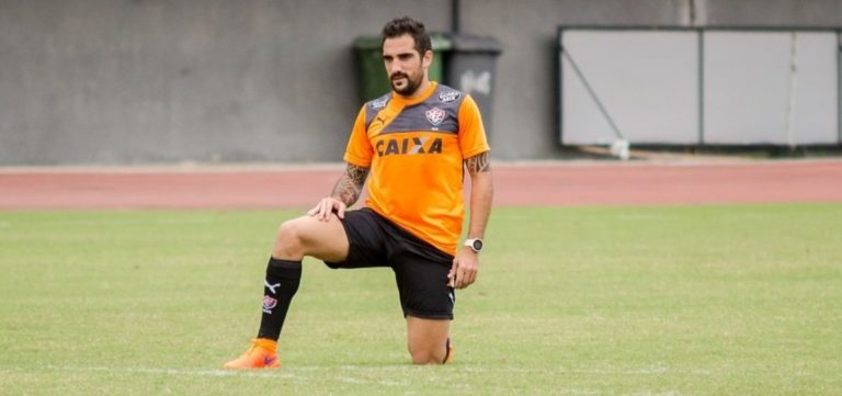 Vitória acerta retorno de Escudero para período de testes