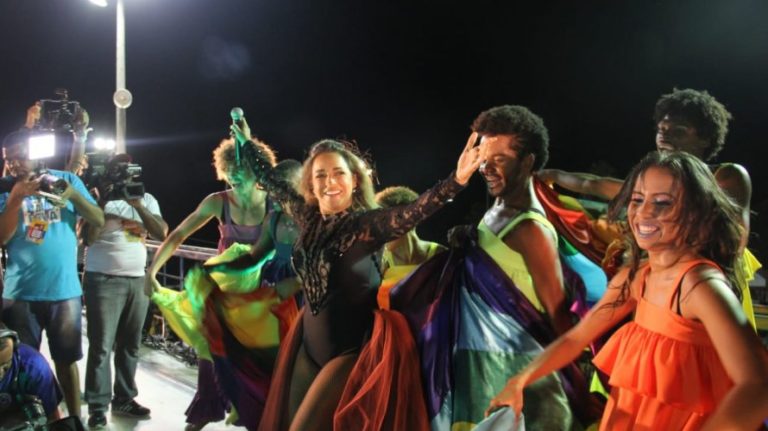 Daniela Mercury protesta contra homofobia, machismo e feminicídio durante Carnaval