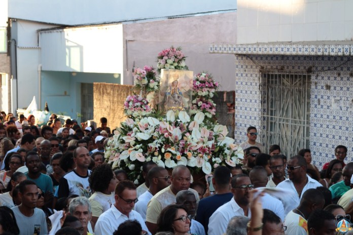 CANDEIAS: MILHARES DE FIEIS PARTICIPAM DE PROCISSÃO EM HOMENAGEM A PADROEIRA