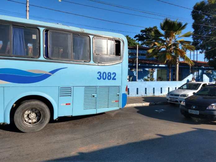 PASSAGEIRA FICA FERIDA EM ASSALTO À ÔNIBUS EM SANTO AMARO