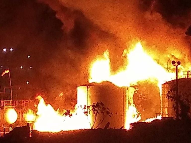 INCÊNDIO ATINGE FÁBRICA DE PLÁSTICO EM CANDEIAS