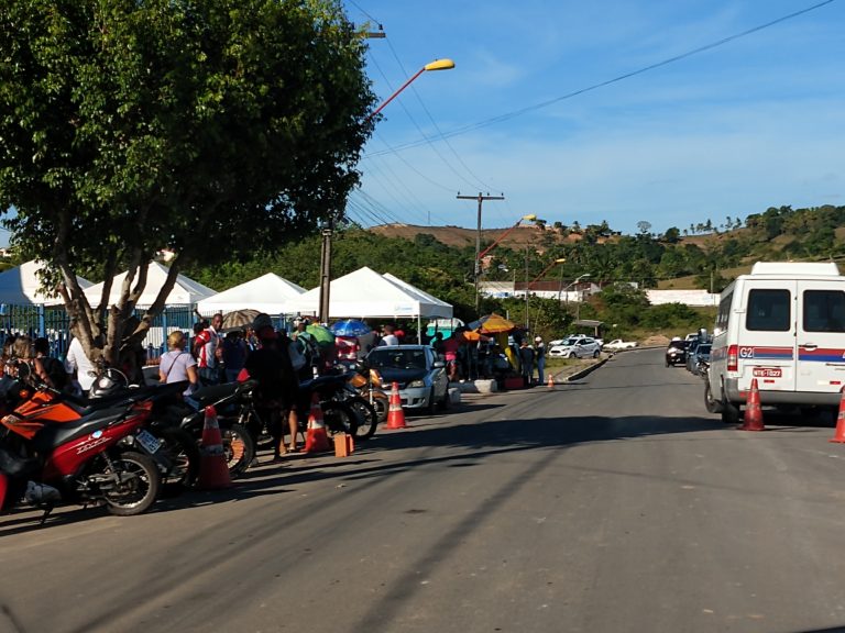 ELEITORES ENFRENTAM FILA NO ÚLTIMO DIA DO RECADASTRAMENTO BIOMÉTRICO