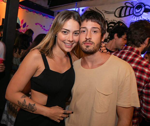 Ex de Neymar anuncia noivado com Vinícius Martinez