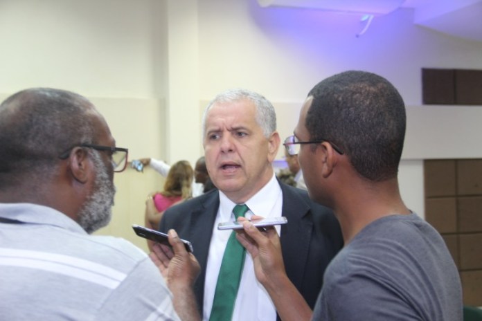 CANDEIAS: PREFEITO ANUNCIA GIL SOARES COMO LÍDER DO GOVERNO NA CÂMARA