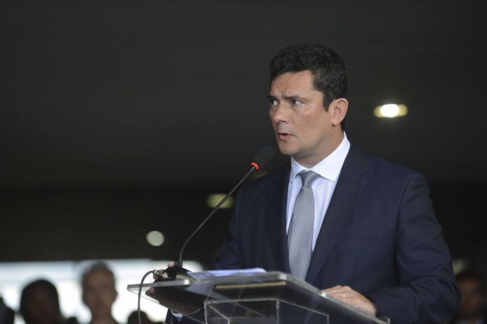 GOVERNO FATIA CAIXA 2 DE PACOTE DE MORO