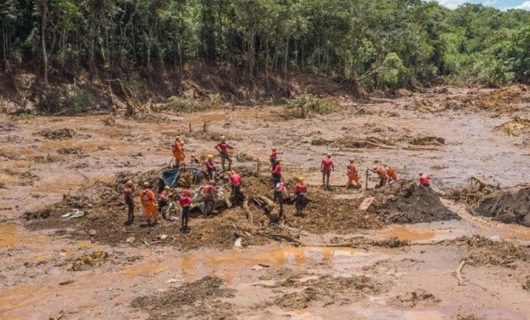 Bombeiros localizam mais dois corpos em Brumadinho; número de mortos é de 166