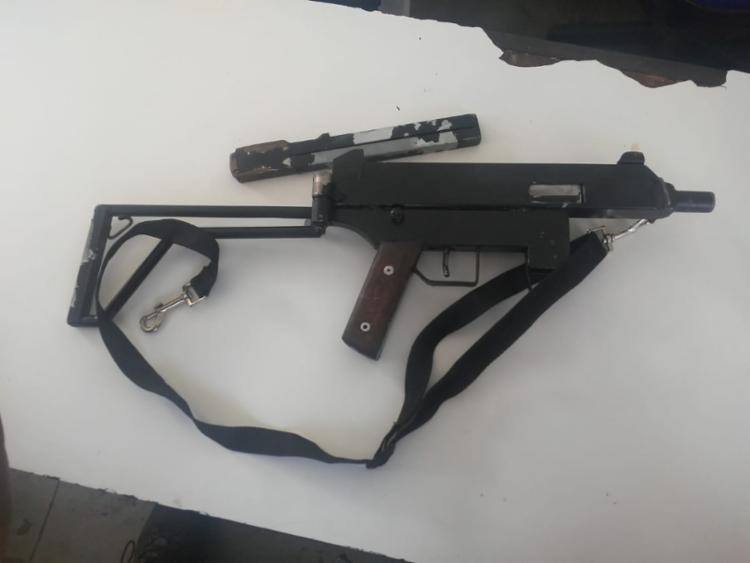 Adolescente de 17 anos é apreendida com submetralhadora no Comércio