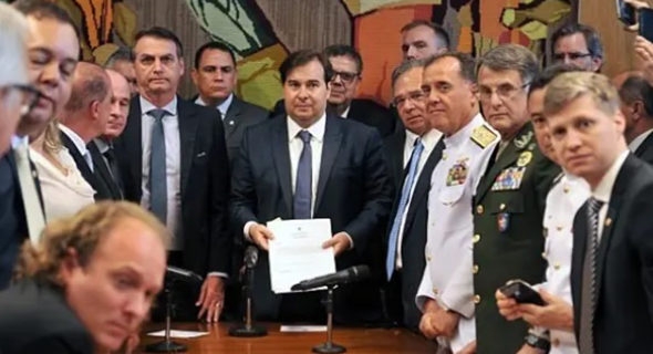 Bolsonaro entrega ao Congresso reforma da Previdência dos militares