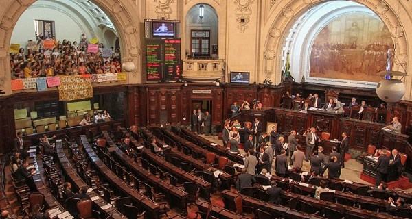Assembleia dá posse a 5 deputados presos