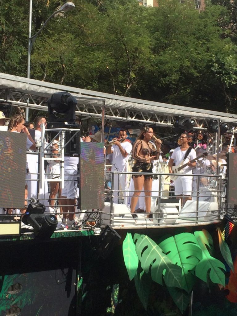 GRÁVIDA, CLÁUDIA LEITTE AGITA O CIRCUITO OSMAR