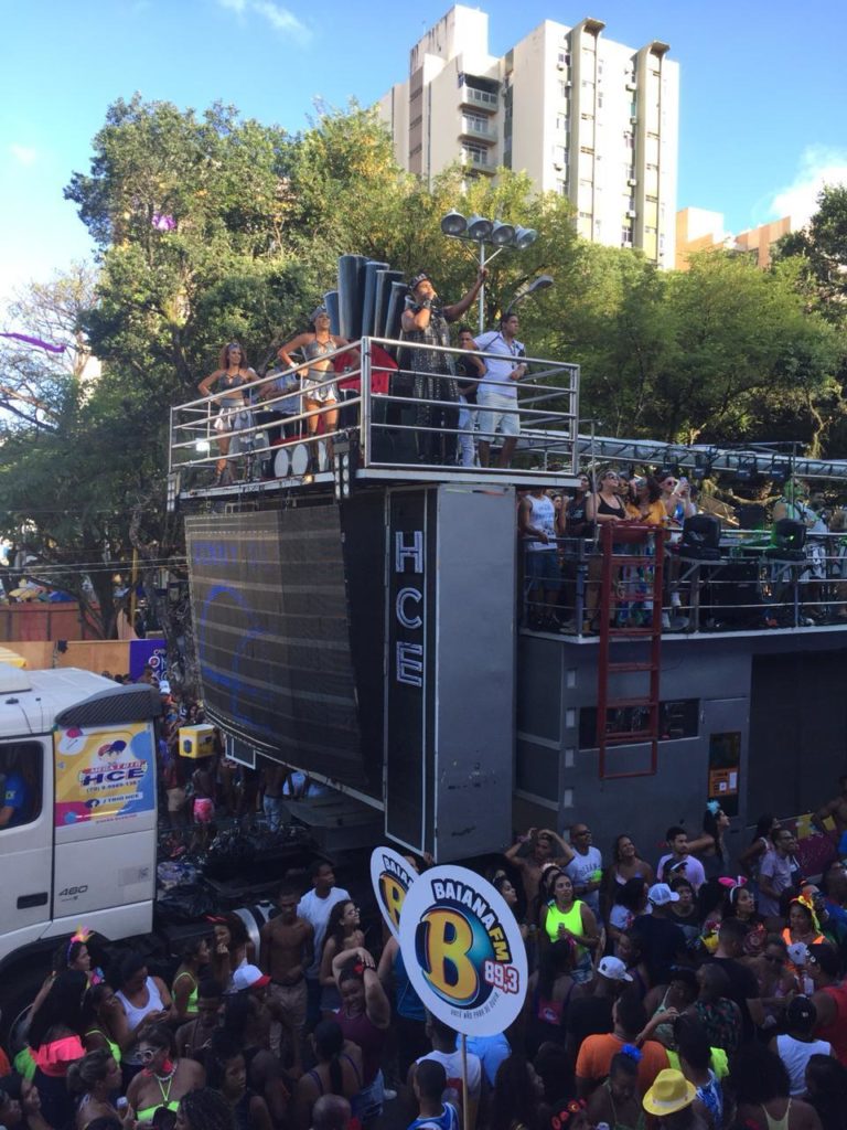 COM IMPECÁVEL PERCUSSÃO, DENNY DENAN PUXA TRIO INDEPENDENTE NO CIRCUITO OSMAR