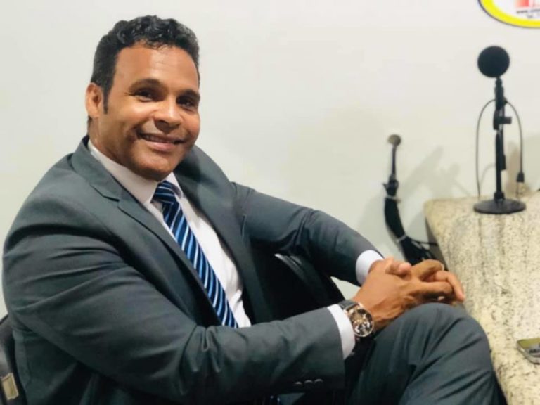 “Se houver clamor popular pelo meu nome como representante do Executivo, estarei à disposição”, diz Sandro Moreira