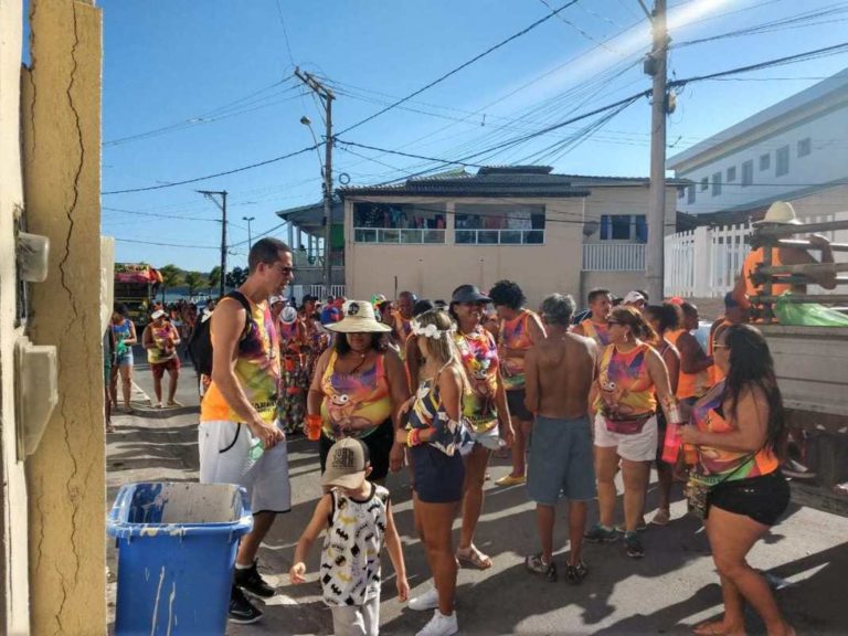 MADRE DE DEUS: BLOCO DAS FORMIGAS DESFILA PELAS RUAS DA CIDADE