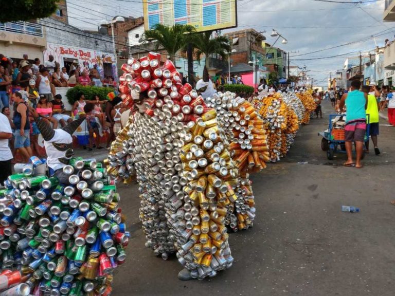 MADRE DE DEUS: BLOCO DAS LATINHAS DESFILA NO CARNAVAL