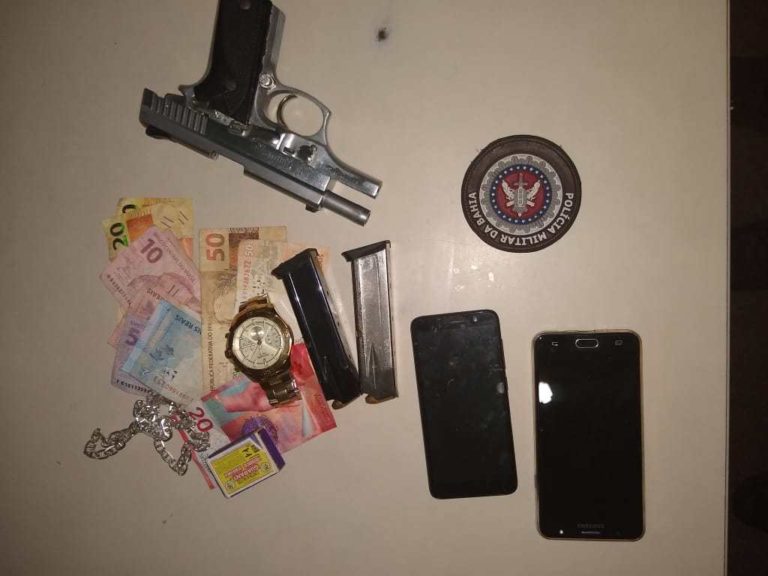 CANDEIAS: DOIS HOMENS SÃO FLAGRADOS COM REVÓLVER