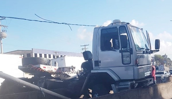 CAMINHÃO BATE EM MURETA NA BR-324