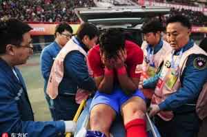 Atacante Henrique Dourado quebra a tíbia na estreia na China