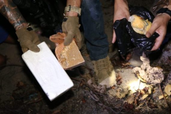 ESCONDERIJO SUBTERRÂNEO DE DROGA É ENCONTRADO; HOMEM É PRESO