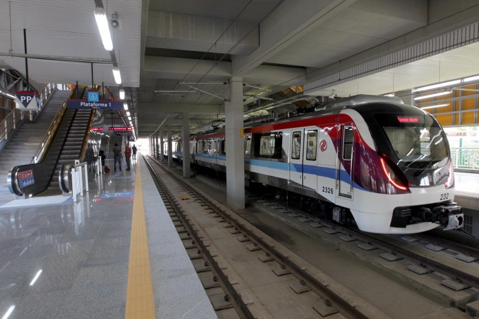 HOMEM CAI EM TRILHOS DO METRÔ NA ESTAÇÃO RODOVIÁRIA E INTERROMPE LINHA 2