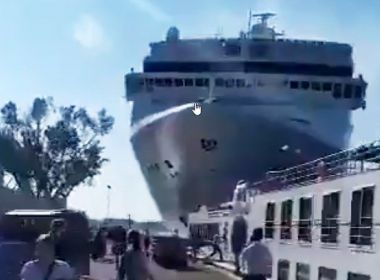 Navio de cruzeiro desgovernado atinge cais de Veneza; veja vídeo