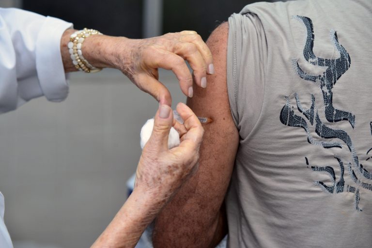 Reforço bivalente contra a Covid-19 deverá ser aplicado a partir de 27 de fevereiro, prevê Saúde