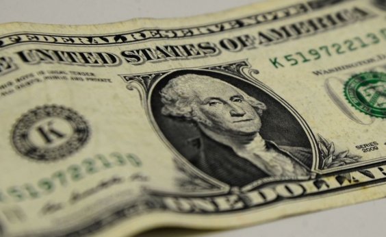 Dólar encerra 2023 com queda de 8% e registra maior baixa desde 2016