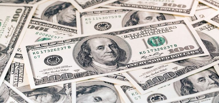 Dólar fecha em alta de 1,15%