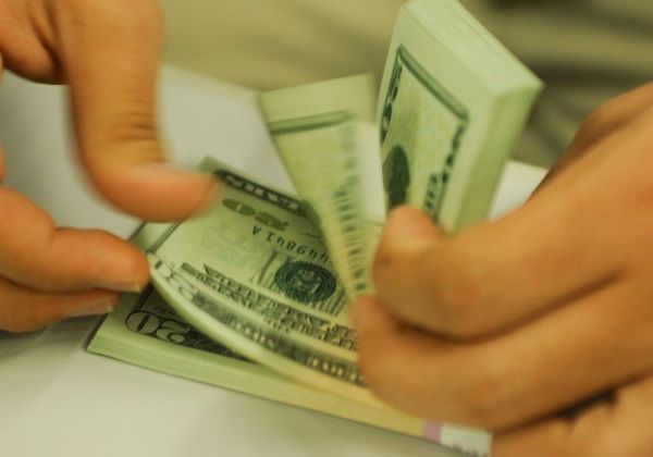 Dólar sobe e fecha no maior valor desde julho; Bolsa volta a cair