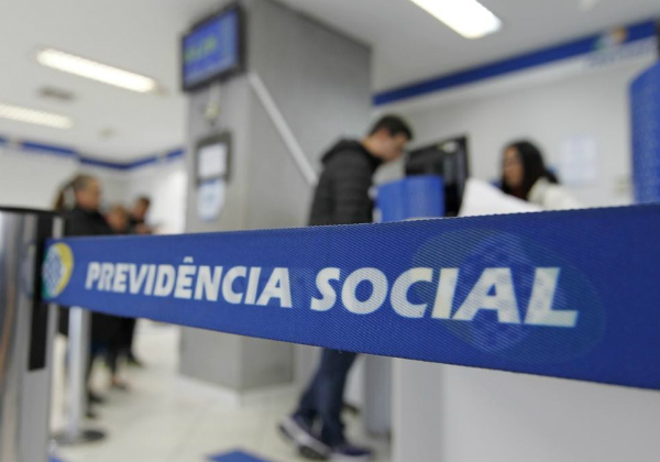 INSS antecipa benefícios para uns, mas atrasa para muitos outros