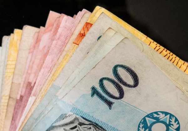 Argentina eleva taxa de juros a 97% para conter hiperinflação