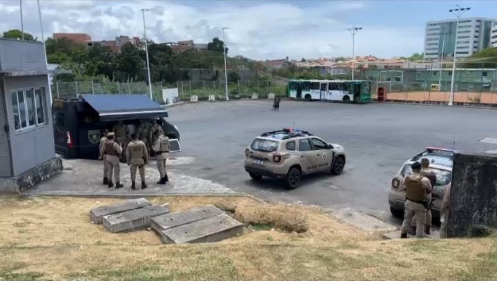 Suspeita de bomba em ônibus assusta passageiros na Estação Mussurunga