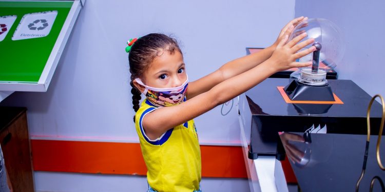 Alunos da rede municipal de ensino participam de aula prática sobre eletricidade