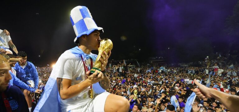 Seleção argentina desembarca em Buenos Aires e é recebida por multidão no aeroporto